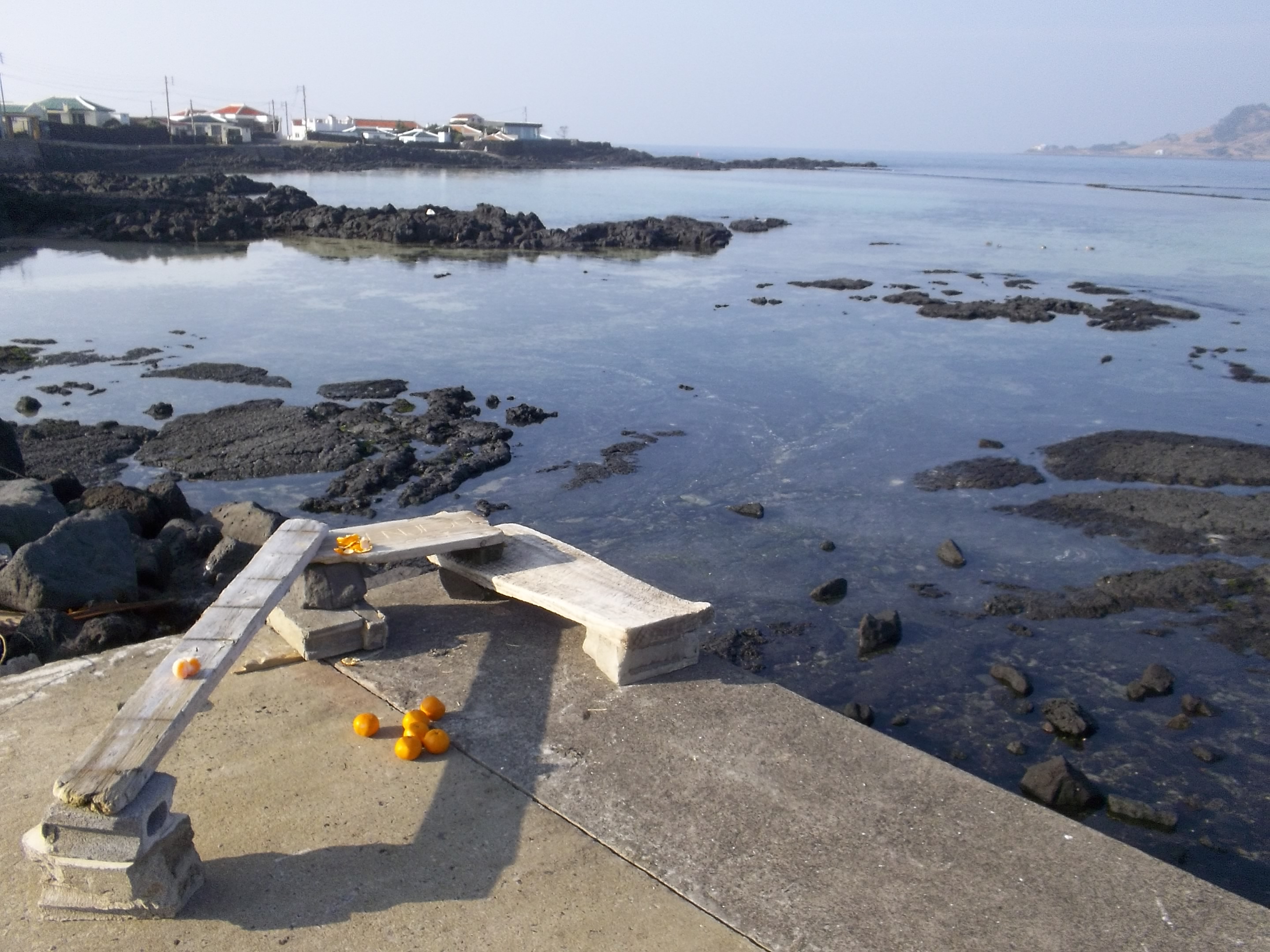 Jeju – a Vulkan – a Strand – a Bank | a Vulcan – a Beach – a Bench